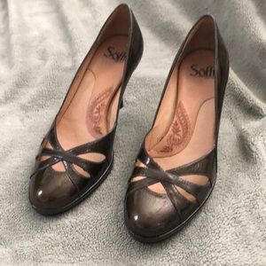 Olive green patent leather Söfft pumps